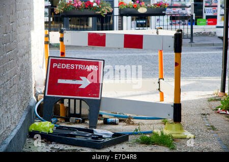Barriera di pericolo con segno su un percorso, Sudbury, Suffolk, Regno Unito Foto Stock
