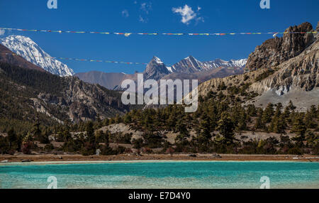 Preghiera bandiere su lago di montagna nel circuito di Annapurna trail, Nepal. Foto Stock