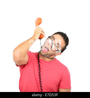 Bel uomo parlando al telefono retrò con il filo intorno al suo collo lo strozzamento contro uno sfondo bianco Foto Stock