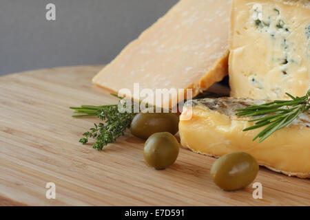 Il formaggio e le olive composizione sul tavolo di legno Foto Stock