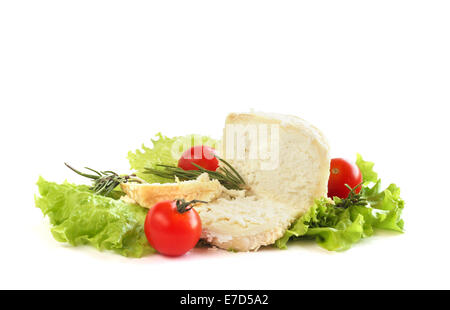 Formaggio, pomodori e foglie di lattuga ancora vita isolata su sfondo bianco Foto Stock