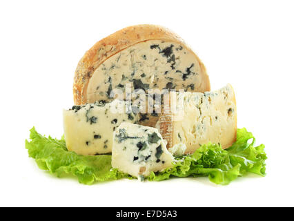 Vari tipi di formaggio Roquefort e insalata isolati su sfondo bianco Foto Stock