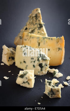 Il Roquefort e composizione su sfondo scuro Foto Stock