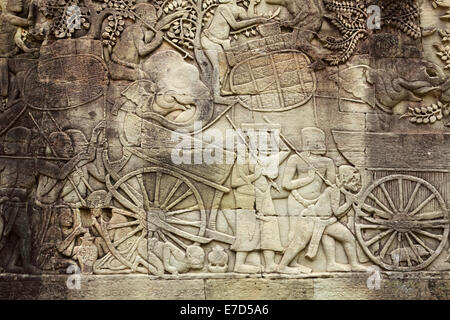 Bassorilievo pannello al tempio Bayon, parte di Angkor Wat in Siem Reap, Cambogia. Foto Stock