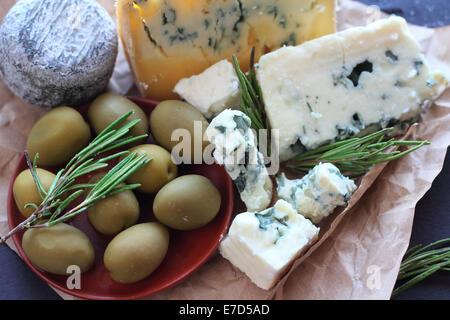 Il Roquefort e composizione su sfondo scuro Foto Stock