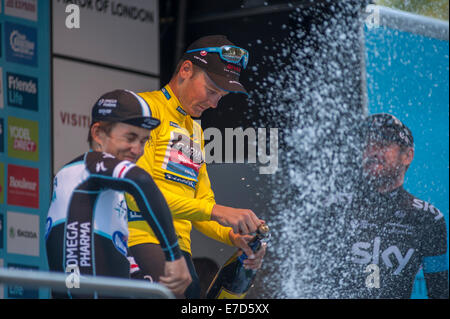 Whitehall, Londra UK. 14 settembre 2014. Il vincitore del 2014 Amici Vita Tour della Gran Bretagna, Dylan van Baarle del team GRS sul podio con Michal Kwiatkowski (2a) del team OPQ e Bradley Wiggins (3rd) Team Sky, apertura di champagne. Credito: Malcolm Park editoriale/Alamy Live News Foto Stock