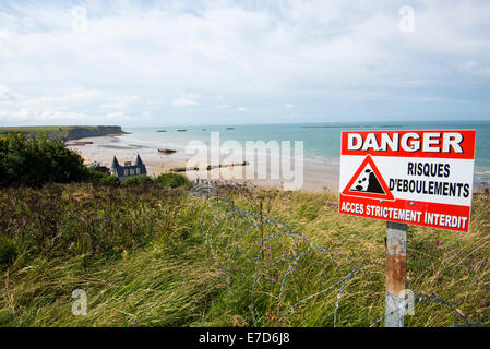 Guardando verso il basso sulla spiaggia di Arromanches in Normandia, Francia UE Foto Stock