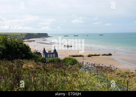 Guardando verso il basso sulla spiaggia di Arromanches in Normandia, Francia UE Foto Stock