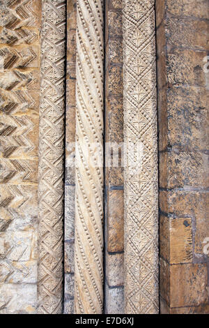 Muratura scolpito dettaglio dall'ingresso principale alla Cattedrale di Lincoln - Lincoln, Inghilterra Foto Stock