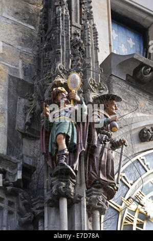 Piccole sculture colorate di fronte al famoso Orologio Astronomico di Praga, Repubblica Ceca. Foto Stock