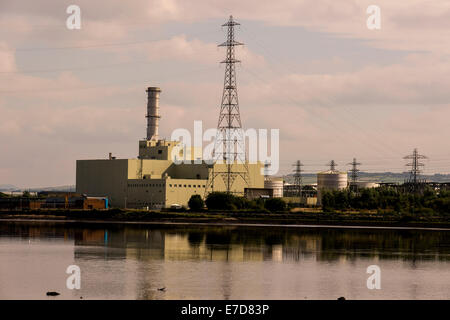 Coolkearagh Power Plant, Culmore punto, Derry, Londonderry, Irlanda del Nord. La ESB stazione internazionale produce 400 megawa Foto Stock