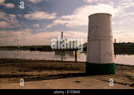 Coolkearagh Power Plant e culmore faro, punto Culmore, Derry, Londonderry, Irlanda del Nord. La ESB stat internazionale Foto Stock