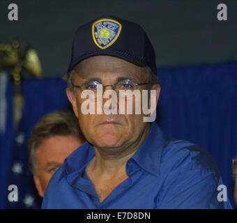 Sep 21, 2001; New York, NY, STATI UNITI D'AMERICA; il sindaco di New York Rudy Giuliani @ una conferenza stampa dopo una visita al Centro di Commercio Mondiale sito di attacco. © Nancy Kaszerman/ZUMAPRESS.com/Alamy Live News Foto Stock