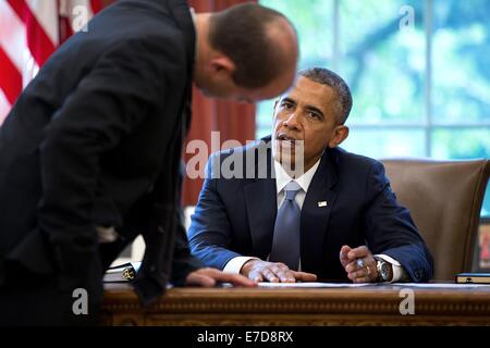 Il Presidente Usa Barack Obama conferisce con Ben Rhodes, Vice National Security Advisor strategico per le comunicazioni, prima di consegnare una dichiarazione sulla situazione in Ucraina nell'Ufficio Ovale della Casa Bianca Luglio 21, 2014 a Washington, DC. Foto Stock