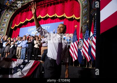 Il Presidente Usa Barack Obama onde come egli si allontana dopo la consegna commento sull'economia presso il Teatro Uptown Luglio 30, 2014 a Kansas City, MO. Foto Stock