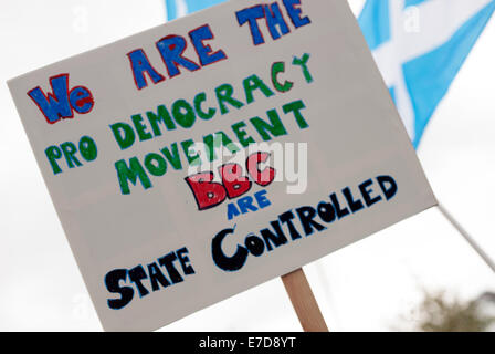 Glasgow, Scotland, Regno Unito. Xiv Sep, 2014. Una folla di principalmente sì sostenitori wave un banner di lettura stiamo Pro Movimento Democratico BBC sono controllate dallo Stato in segno di protesta contro la polarizzazione mostrano dalla BBC News al di fuori della BBC Scotland edificio in Glasgow, Scotland Credit: Iona Pastore/Alamy Live News Foto Stock