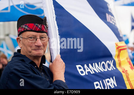 Glasgow, Scotland, Regno Unito. Xiv Sep, 2014. Un ex soldato detiene un banner di lettura il giorno di indipendenza, Bannock Burn in una folla di principalmente sì sostenitori sventolando bandiere scozzesi in segno di protesta contro la polarizzazione mostrano dalla BBC News al di fuori della BBC Scotland edificio in Glasgow, Scotland Credit: Iona Pastore/Alamy Live News Foto Stock