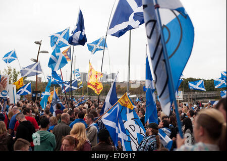 Glasgow, Scotland, Regno Unito. Xiv Sep, 2014. Una folla di principalmente sì sostenitori onda bandiere scozzesi in segno di protesta contro la polarizzazione mostrano dalla BBC News al di fuori della BBC Scotland edificio in Glasgow, Scotland Credit: Iona Pastore/Alamy Live News Foto Stock