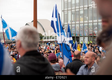 Glasgow, Scotland, Regno Unito. Xiv Sep, 2014. Una folla di principalmente sì sostenitori onda bandiere scozzesi in segno di protesta contro la polarizzazione mostrano dalla BBC News al di fuori della BBC Scotland edificio in Glasgow, Scotland Credit: Iona Pastore/Alamy Live News Foto Stock