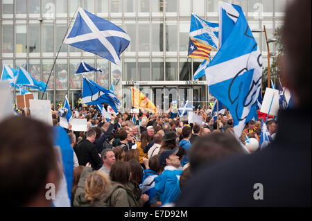 Glasgow, Scotland, Regno Unito. Xiv Sep, 2014. Una folla di principalmente sì sostenitori onda bandiere scozzesi in segno di protesta contro la polarizzazione mostrano dalla BBC News al di fuori della BBC Scotland edificio in Glasgow, Scotland Credit: Iona Pastore/Alamy Live News Foto Stock