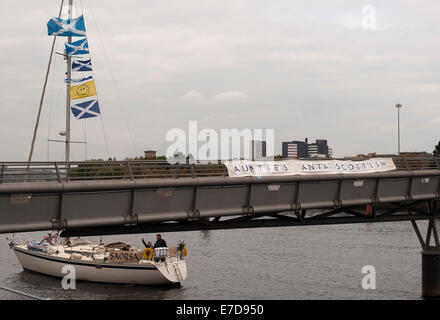 Glasgow, Scotland, Regno Unito. Xiv Sep, 2014. Una barca chiamata con Saorsa saltires battenti vele accanto a un ponte con un banner di lettura della zia Anti Scozia accanto a una folla di principalmente sì sostenitori sventolando bandiere scozzesi in segno di protesta contro la polarizzazione mostrano dalla BBC News al di fuori della BBC Scotland edificio in Glasgow, Scotland Credit: Iona Pastore/Alamy Live News Foto Stock