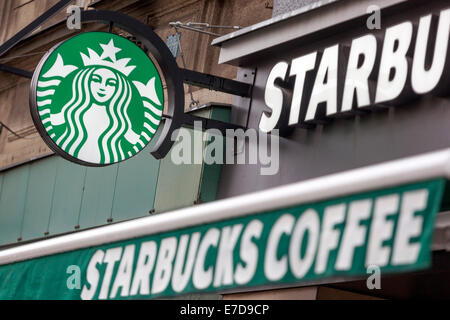 Segno Starbucks Coffee Praga Repubblica Ceca logo Starbucks Foto Stock