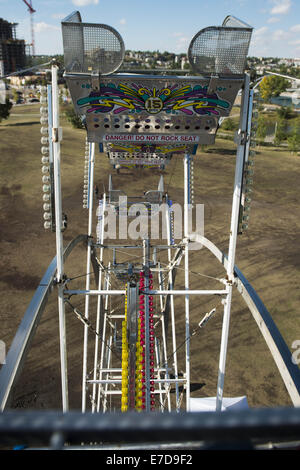 Calgary, Alberta, Canada. Xiii Sep, 2014. La scienza, arte e tecnologia sono venuti insieme per creare una città ampia della scienza festival intitolato Beakerhead. Nella foto il Canada la prima energia sostenibile ferris-wheel-girare-sala da pranzo che converte l'olio da cucina usato dal centro di Calgary ristoranti al biodiesel per eseguire la ruota panoramica Ferris ed è ospitato da un robot e da un astronauta. Credito: Baden Roth/ZUMA filo/Alamy Live News Foto Stock