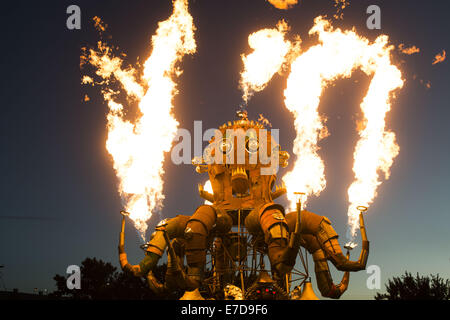 Calgary, Alberta, Canada. Xiii Sep, 2014. La scienza, arte e tecnologia sono venuti insieme per creare una città ampia della scienza festival intitolato Beakerhead. Nella foto è una mostra direttamente da Burning Man ''EL PULPO MECANICO" dall artista Duanne Flatmo. La piovra gigante fuoriesce oltre 700 chili di propano una serata per la folla di godere di ogni notte. Credito: Baden Roth/ZUMA filo/Alamy Live News Foto Stock