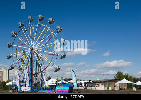 Calgary, Alberta, Canada. Xiii Sep, 2014. La scienza, arte e tecnologia sono venuti insieme per creare una città ampia della scienza festival intitolato Beakerhead. Nella foto il Canada la prima energia sostenibile ferris-wheel-girare-sala da pranzo che converte l'olio da cucina usato dal centro di Calgary ristoranti al biodiesel per eseguire la ruota panoramica Ferris ed è ospitato da un robot e da un astronauta. Credito: Baden Roth/ZUMA filo/Alamy Live News Foto Stock