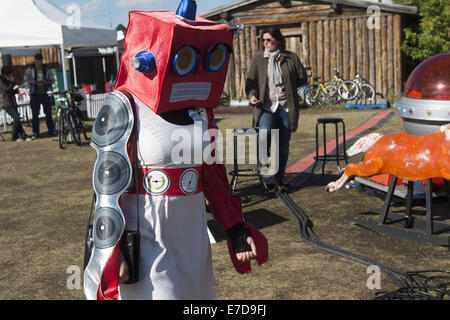 Calgary, Alberta, Canada. Xiii Sep, 2014. La scienza, arte e tecnologia sono venuti insieme per creare una città ampia della scienza festival intitolato Beakerhead. Nella foto è una ragazza robot intrattenitore e mascotte per il festival. Credito: Baden Roth/ZUMA filo/Alamy Live News Foto Stock