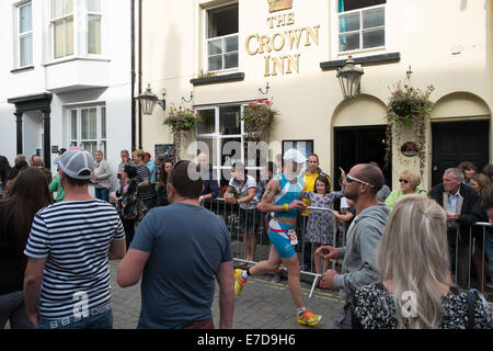 Tenby, Pembrokeshire, Wales, Regno Unito. Xiv Sep, 2014. Sezione Esecuzione di IRONMAN GALLES in Tenby, Pembrokeshire, Galles. Questo comporta il triathlon 2.4 miglio nuotare, 112 miglia di corsa in bicicletta e 26,2 miglia di corsa. Credito: Paolo Quayle/Alamy Live News Foto Stock