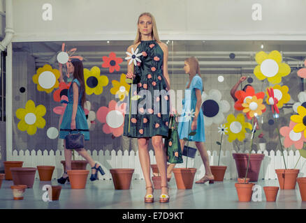 Orla Kiely presenta la sua collezione primavera-estate per 2015 in LFW. 13 settembre 2014. Foto Stock