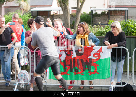 Tenby, Pembrokeshire, Wales, Regno Unito. Xiv Sep, 2014. Essendo incoraggiati dai sostenitori. Inizio della sezione Esecuzione di IRONMAN GALLES in Tenby, Pembrokeshire, Galles. Questo comporta il triathlon 2.4 miglio nuotare, 112 miglia di corsa in bicicletta e 26,2 miglia di corsa. Credito: Paolo Quayle/Alamy Live News Foto Stock