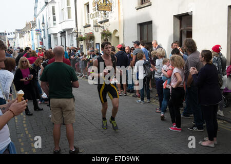 Tenby, Pembrokeshire, Wales, Regno Unito. Xiv Sep, 2014. Sezione Esecuzione di IRONMAN GALLES in Tenby, Pembrokeshire, Galles. Questo comporta il triathlon 2.4 miglio nuotare, 112 miglia di corsa in bicicletta e 26,2 miglia di corsa. Credito: Paolo Quayle/Alamy Live News Foto Stock