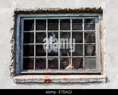Vecchia finestra in legno dai toni pastello grungy parete. Foto Stock