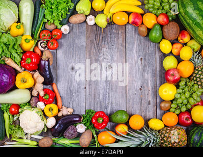 Raccolta di frutta e verdura fresca sul tavolo di legno in forma di telaio - Alta qualità studio shot Foto Stock