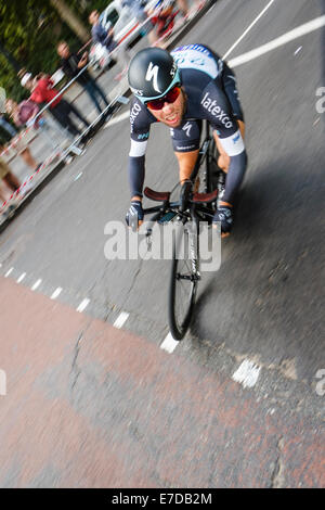 Il pilota inglese Mark Cavendish del team Omega Pharma Quickstep compete nella cronometro individuale sezione dello stadio 8 del tour della Gran Bretagna 2014 gara ciclistica in centro a Londra. Foto Stock