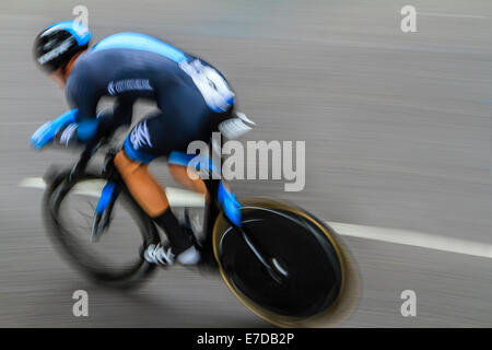 Il pilota inglese Ben Swift del Team Sky compete nella cronometro individuale sezione dello stadio 8 del tour della Gran Bretagna cycle race 2014, London REGNO UNITO Foto Stock