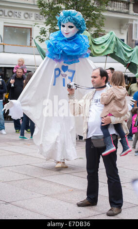 Zagabria, Croazia. Xiii Sep, 2014. Le persone prendono parte ad una parata dei burattini a Zagabria, la capitale della Croazia, a sett. 13, 2014. La 47th International Puppet Theatre Festival si kick off qui sul Sett. 15. Puppet troupes provenienti da nove paesi potranno partecipare a questa manifestazione di cinque giorni. Credito: Miso Lisanin/Xinhua/Alamy Live News Foto Stock