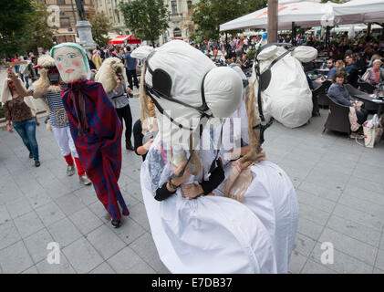 Zagabria, Croazia. Xiii Sep, 2014. Le persone prendono parte ad una parata dei burattini a Zagabria, la capitale della Croazia, a sett. 13, 2014. La 47th International Puppet Theatre Festival si kick off qui sul Sett. 15. Puppet troupes provenienti da nove paesi potranno partecipare a questa manifestazione di cinque giorni. Credito: Miso Lisanin/Xinhua/Alamy Live News Foto Stock