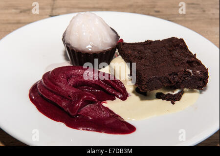 Brighton, Regno Unito. Xiv Sep, 2014. Lo Chef Seb Cole [Boho Gelato] e produttore Sara Payne [CocoLoco cioccolato] hanno collaborato su un piatto come sei top chef Sussex ogni collaborare con un produttore locale in un tour culinario de forza per creare nuovi piatti per diners durante il Brighton & Hove Food and Drink Festival's Food Lab evento a 64 gradi. Credito: Julia Claxton/Alamy Live News Foto Stock