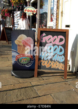 Gelato e segno di chalk board pubblicità degli alimenti e bevande Foto Stock