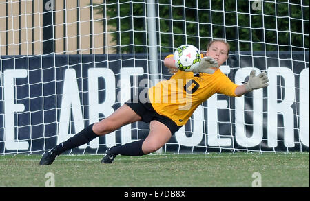 Washington, DC, Stati Uniti d'America. Xiv Sep, 2014. 20140914 - GWU portiere Miranda clacson (0) rende un salvataggio contro Georgetown nella seconda metà al campo di Shaw a Washington. Georgetown ha sconfitto la George Washington University di lavoro straordinario, 1-0. © Chuck Myers/ZUMA filo/Alamy Live News Foto Stock