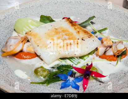 Brighton, Regno Unito. Xiv Sep, 2014. Chef Jimmy grigio [Jeremy's Ristorante] e produttore Sarah Thompson [Blackdown spiriti] hanno collaborato su un piatto come sei top chef Sussex ogni collaborare con un produttore locale in un tour culinario de forza per creare nuovi piatti per diners durante il Brighton & Hove Food and Drink Festival's Food Lab evento a 64 gradi. Credito: Julia Claxton/Alamy Live News Foto Stock