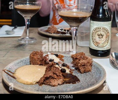 Brighton, Regno Unito. Xiv Sep, 2014. Chef Michael Bremner [64°] e produttore Edmund Jenner [Harvey's Brewery] collabarated su un piatto come sei top chef Sussex ogni collaborare con un produttore locale in un tour culinario de forza per creare nuovi piatti per diners durante il Brighton & Hove Food and Drink Festival's Food Lab evento a 64 gradi. Credito: Julia Claxton/Alamy Live News Foto Stock
