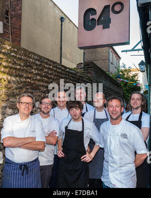 Brighton, Regno Unito. Xiv Sep, 2014. Chef con il team della cucina al di fuori di 64 gradi. Sei top chef Sussex ogni collaborare con un produttore locale in un tour culinario de forza per creare nuovi piatti per diners durante il Brighton & Hove Food and Drink Festival's Food Lab evento a 64 gradi. Credito: Julia Claxton/Alamy Live News Foto Stock