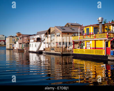 Una vista di colorate case galleggianti e imprese a pittoresco Fisherman Wharf in Victoria, British Columbia, Canada. Foto Stock