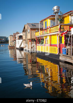 Una vista di colorate case galleggianti e imprese a pittoresco Fisherman Wharf in Victoria, British Columbia, Canada. Foto Stock