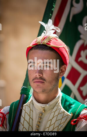 Un uomo prendendo parte al corteo storico prima del Palio, il Palio di Siena Siena, Toscana, Italia Foto Stock