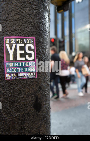 Glasgow, Scotland, Regno Unito 13 Settembre, 2014. Votare sì adesivo sul lampost come migliaia di sostenitori di comunità in tutta la Scozia ha eseguito la campagna più importante giorno di azione la Scozia ha mai visto. Nel corso del fine settimana vi sono state più di 35.000 volontari a 473 marchi bancarelle cercando di convincere la gente a votare o non votare per la propria indipendenza e sperando che 2,6 milioni di " sì " volantini verrebbe erogato in 48 ore. © CernanElias/AlamyLive News Foto Stock